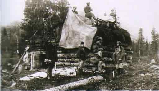 1928 г. Постройка первого домика вблизи Кукисвумчоррского месторождения. Крайний справа - В.И. Влодавец.