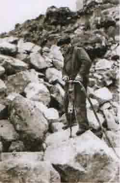 1935 г. Разбуривание негабаритных блоков в карьере Кировского рудника