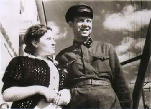 1941 г. Известный стахановец А. П. Симкин с женой