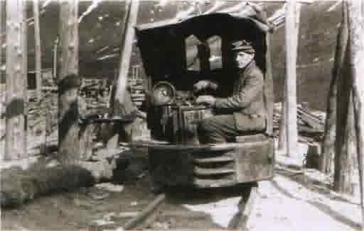 1940-е гг. М. М. Щеглов - водитель электровоза на Кировском руднике, стахановец